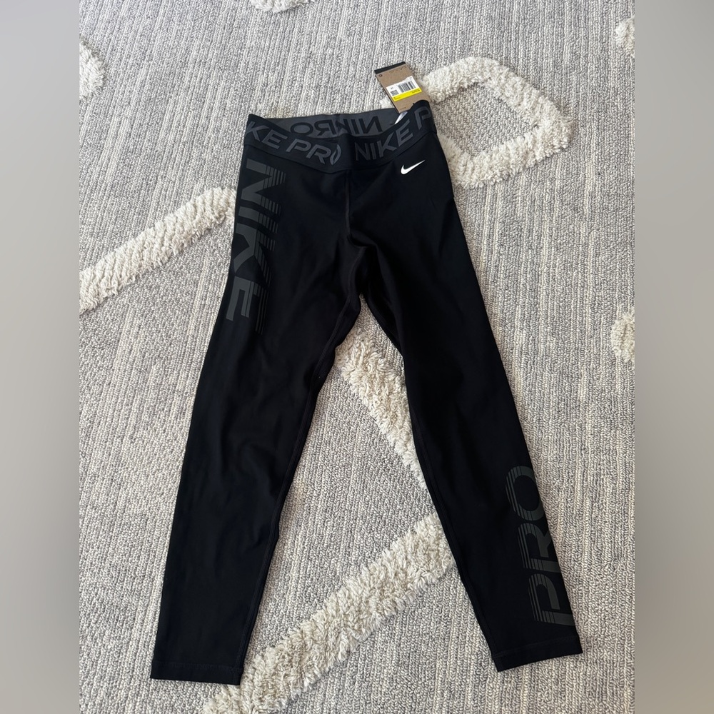 Nike Pro women’s black leggings